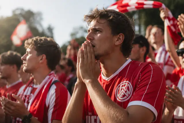 Rot-weiße Fahnen über der Westkurve
