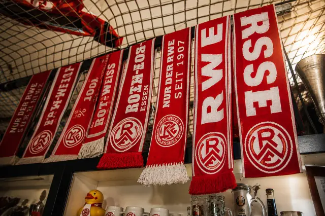Fans von Rot-Weiss Essen mit Fahnen in der Kurve